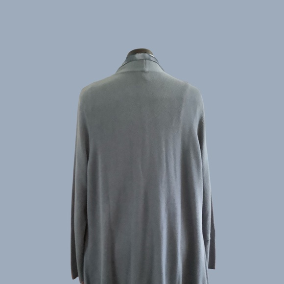 CHICO’S LIGHTWEIGHT PATTERNED BLACK/BLUE/GREEN MID-THIGH TOP AND SWEATER - Picture 5 of 5